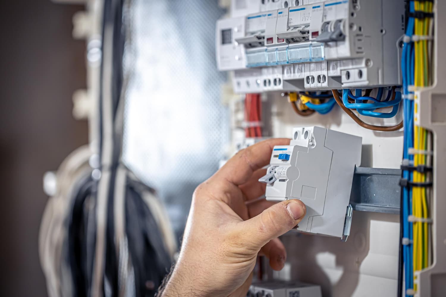 Die Bedeutung der Prüfung elektrischer Anlagen in Industrieanlagen