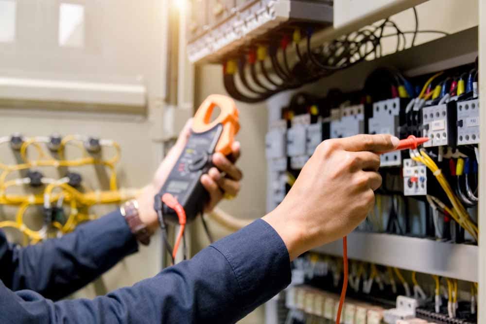 Prüfung ortsveränderlicher elektrischer Betriebsmittel mit E+Service+Check GmbH – Seit 2010 zuverlässig