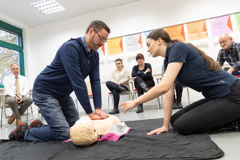 Erste-Hilfe Kurs: Wie Sie in Notfällen Schnell und Effizient Reagieren