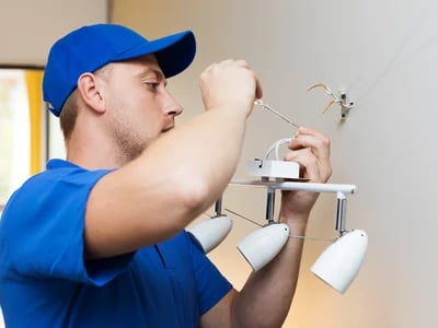Prüfung ortsveränderlicher elektrischer Betriebsmittel mit E+Service+Check GmbH – Seit 2010 zuverlässig
