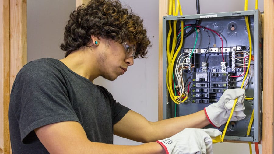 Prüfung ortsveränderlicher elektrischer Betriebsmittel nach DGUV Vorschrift 3: Was Sie wissen müssen
