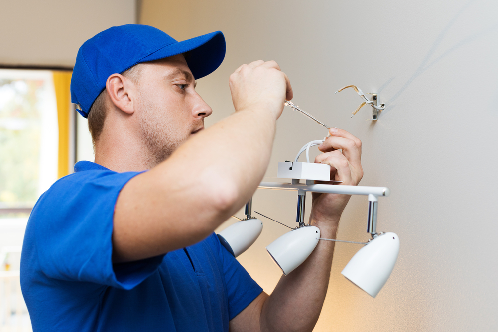 Prüfung ortsveränderlicher elektrischer Betriebsmittel mit E+Service+Check GmbH – Seit 2010 zuverlässig